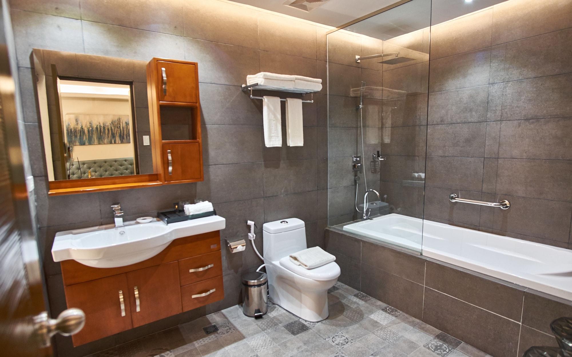 J7 Hotel Iloilo City Eksteriør billede