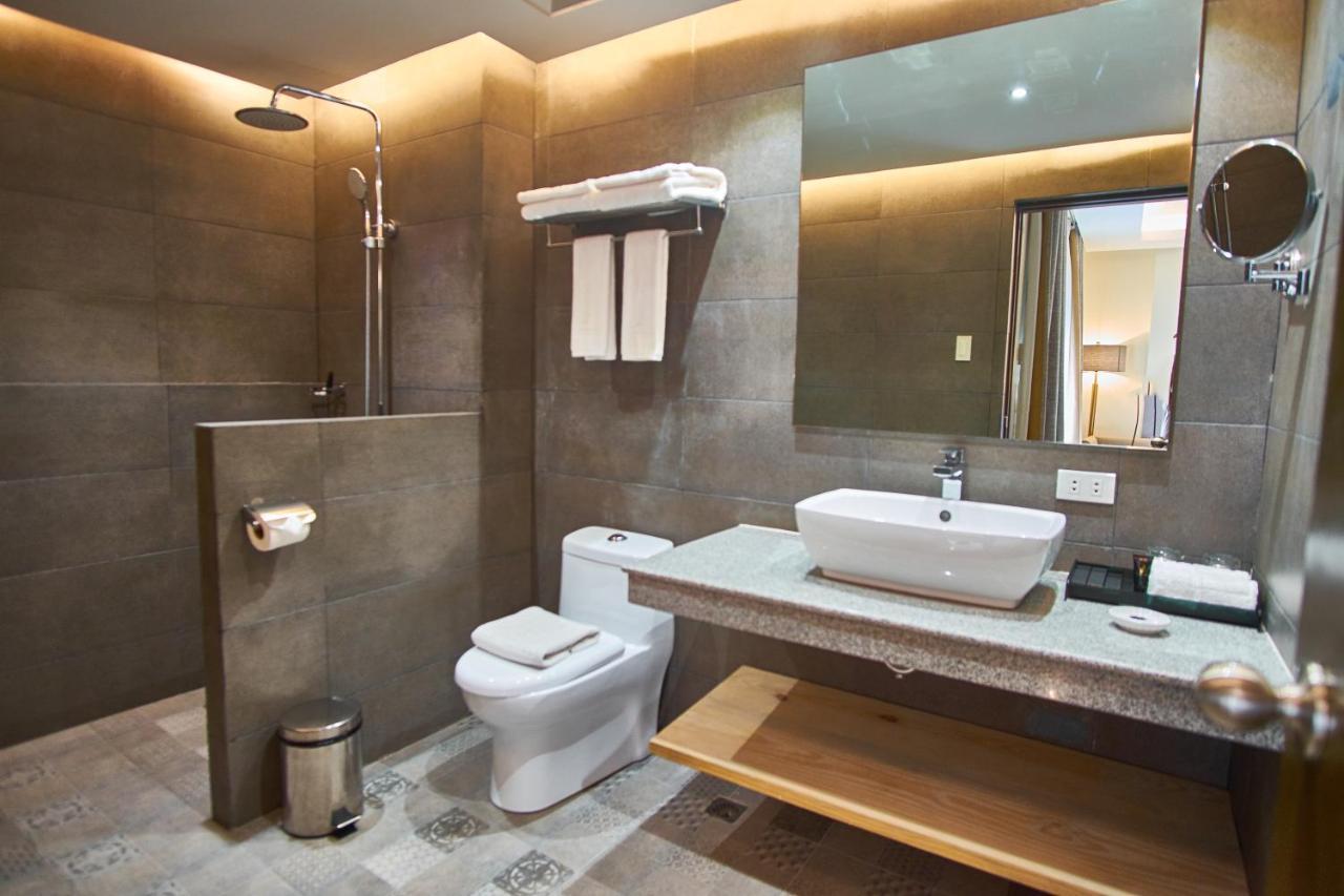 J7 Hotel Iloilo City Eksteriør billede