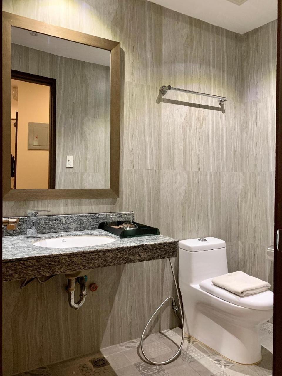 J7 Hotel Iloilo City Eksteriør billede