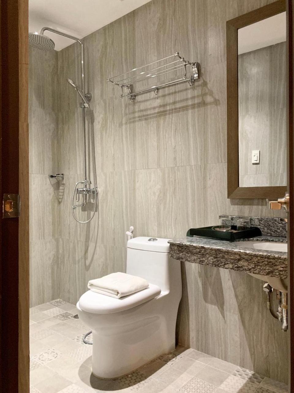 J7 Hotel Iloilo City Eksteriør billede