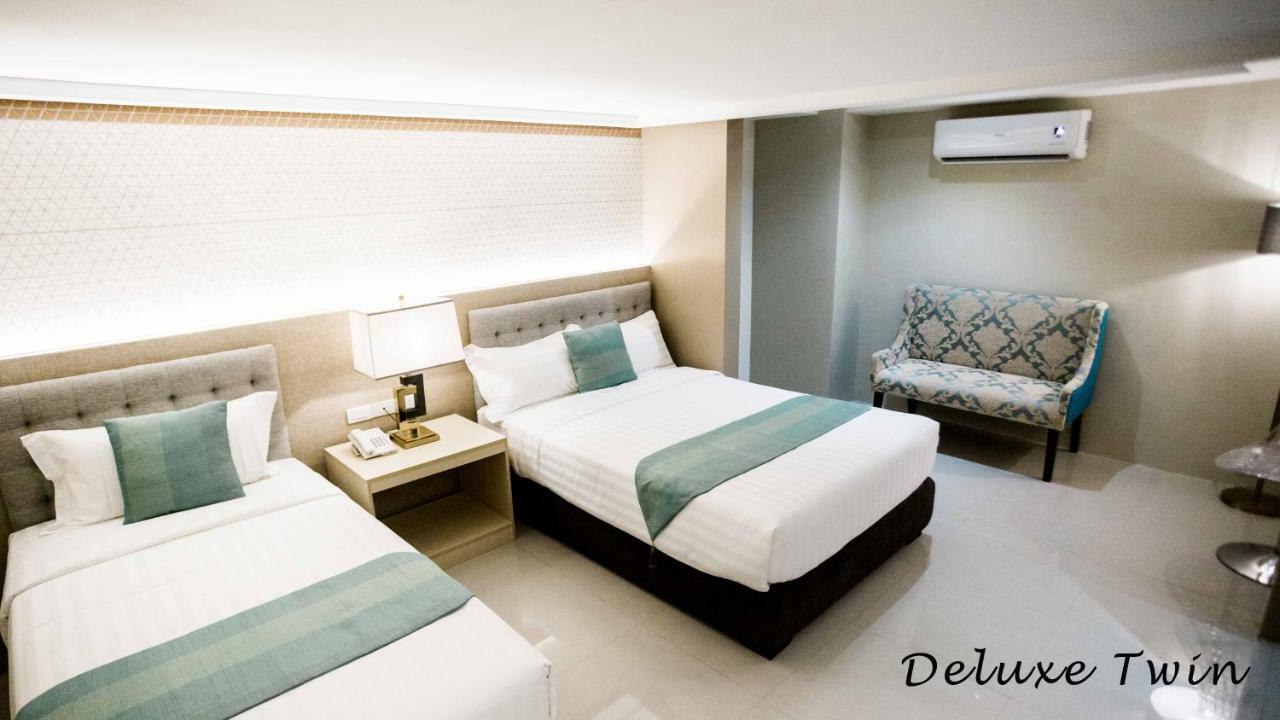 J7 Hotel Iloilo City Eksteriør billede